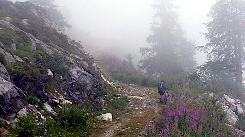 Ein Bergweg im Nebel