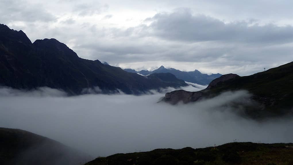 Nur die Bergspitzen ragen aus dem Nebelmeer