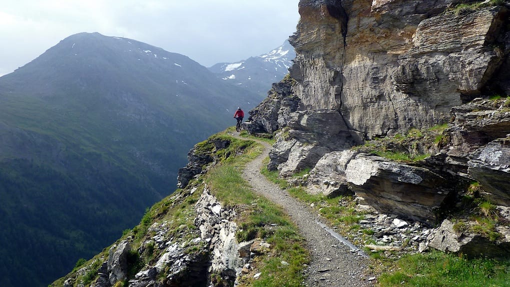 Ein Mountainbiker über dem Nanztal im Kanton Wallis