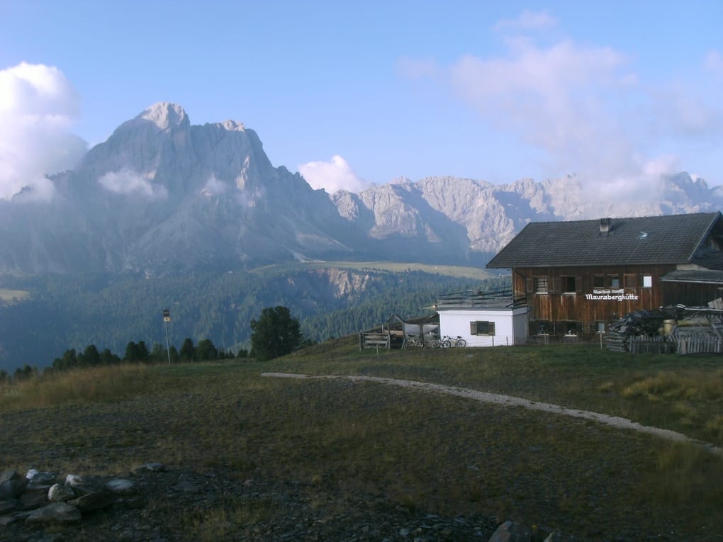 Die Maurerberg Hütte vor dem Dolomiten-gipfel Peitlerkofel