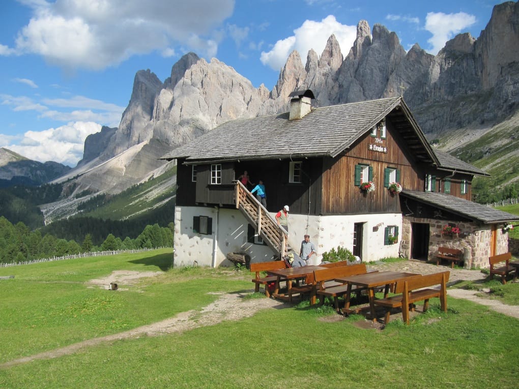 Die Brogles-Hütte vor den Geislerspitzen in den Dolomiten