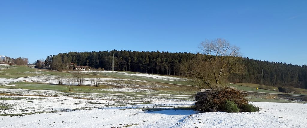 Bauernland mit sehr wenig Schnee