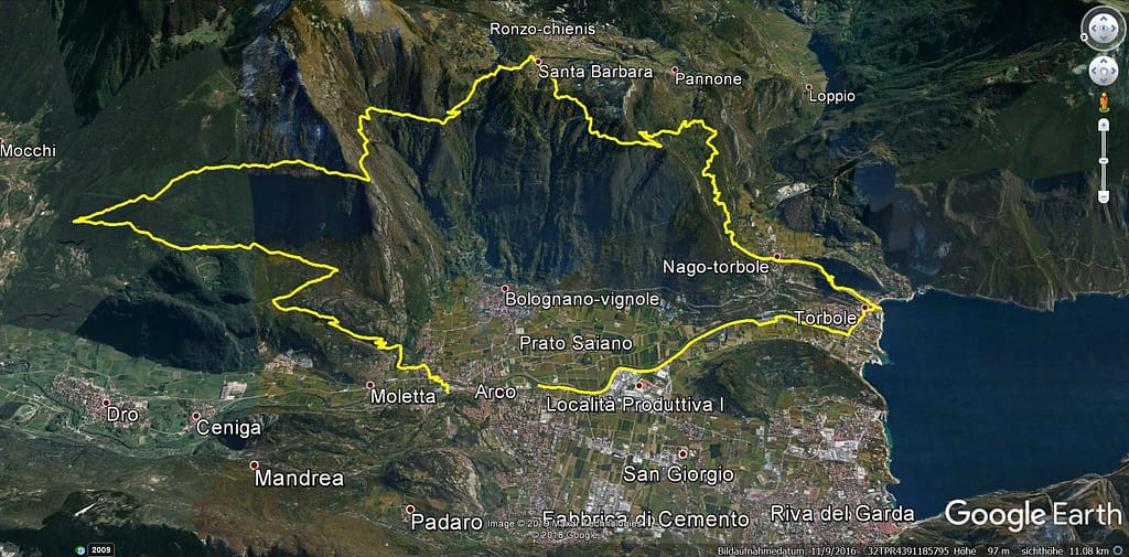 Die Mountainbiketour "Santa Barbara über Malga Zanga" eingezeichnet in einer 3D Ansicht.
Man sieht den nördlichen Gardasee mit den Städten Riva und Torbole.