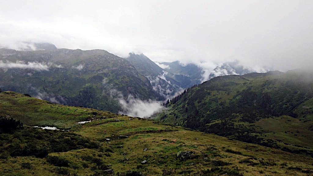 Im Alpental hängt der Nebel -Transalp vom Bodensee zum Comer See