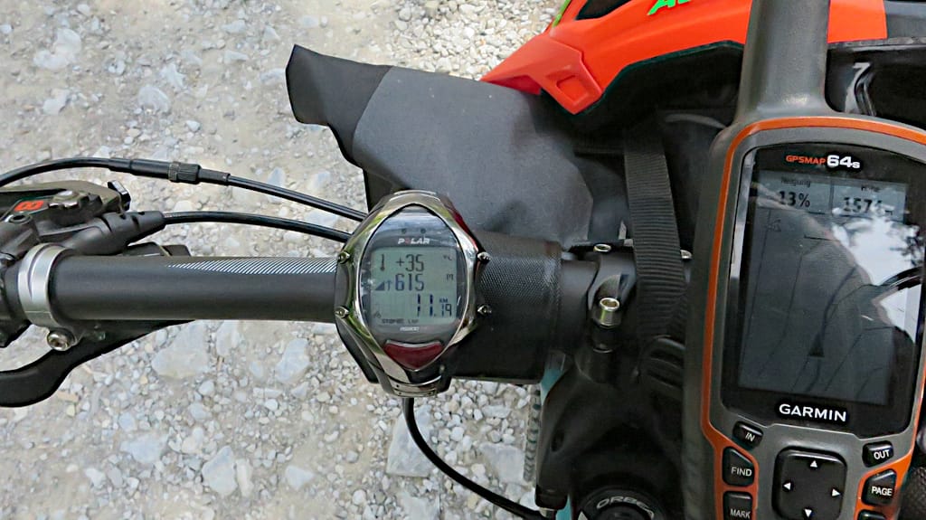 Der Fahrradtacho und das GPS zeigen auf 1570 m Höhe noch +35 °C an
