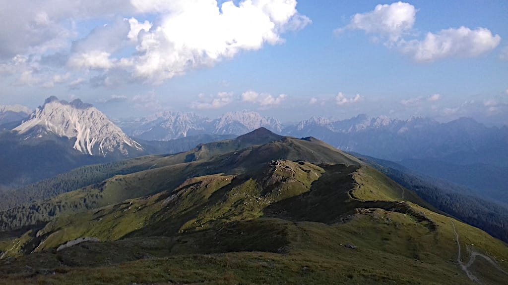 Ein weiter Blick nach Osten vom Knieberg aus. Mitten in den Karnischen Alpen
