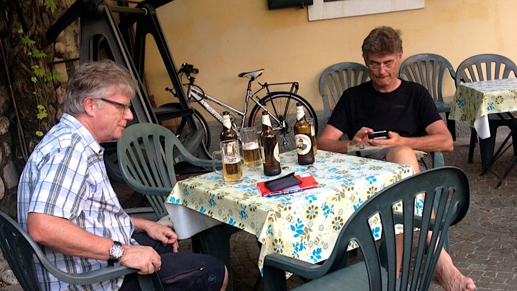 zwei Biker sitzen nach einem anstrengenden Tag beim Bier