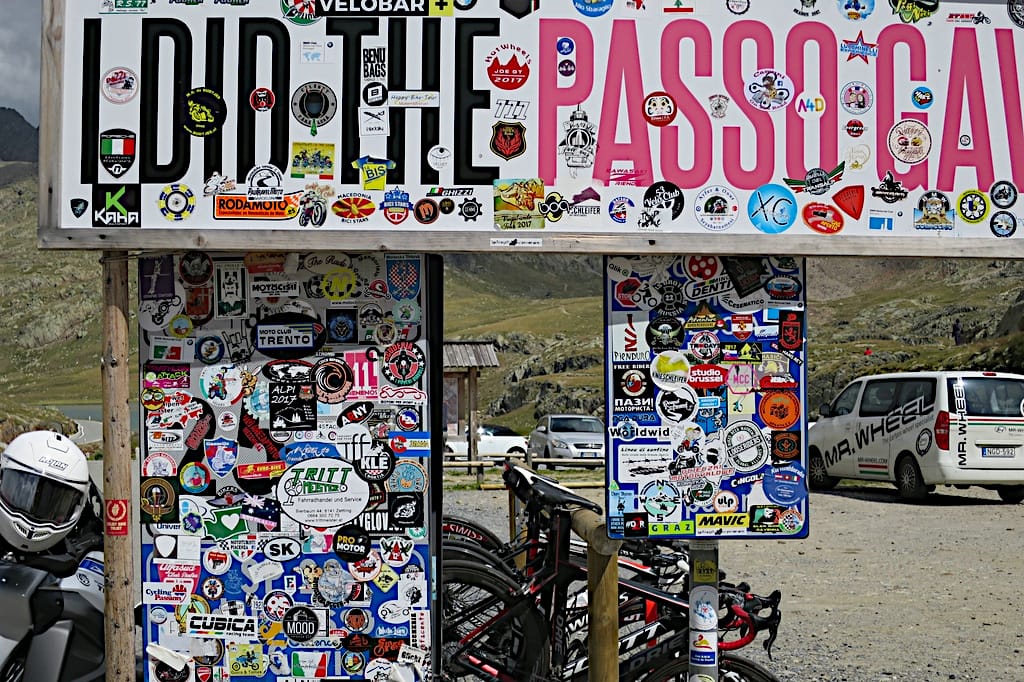 Schilder am Passo Gavia auf 2652 m