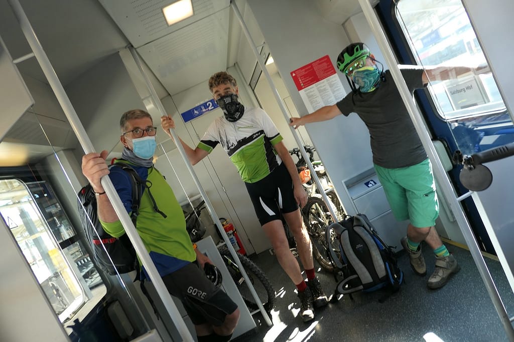 Drei Biker mit Corona Schutzmaske im Zug