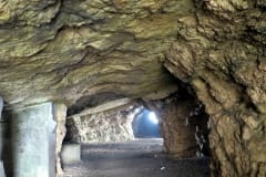 In dieser Höhle  auf der Bocchetta-Pordule  war eine Materialseilbahn untergebracht