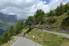 Rennradler fahren hoch zum Passo Gavia