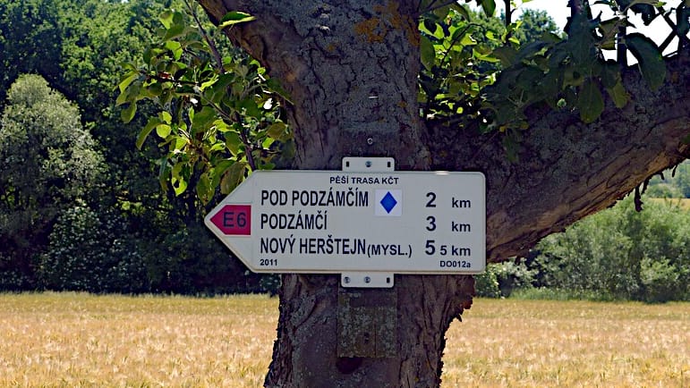 Wegweiser E6 und Baierweg in Tschechien